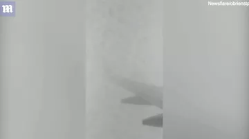Пассажир снял удар молнии в крыло самолета