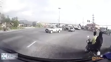 Мотоциклист в самый последний момент проехал перед перевернувшимся грузовиком