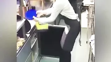 Сотрудница ресторана пытается поймать банку майонеза