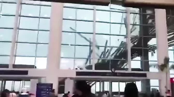 Люди чудом не пострадали при обрушении крыши терминала аэропорта в Китае