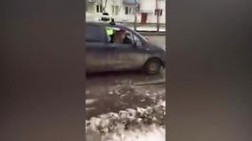Пьяная россиянка изрубила свою машину топором на глазах у ребенка и гаишников