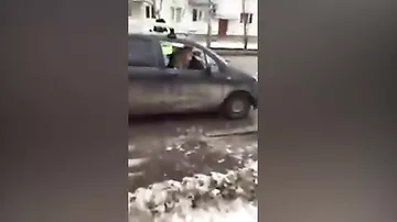 Пьяная россиянка изрубила свою машину топором на глазах у ребенка и гаишников