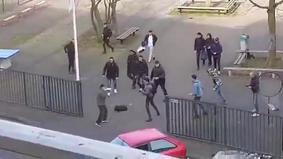 Школьники "отпинали" вооруженного мужчину, напавшего на колледж в Голландии
