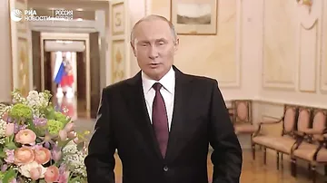 Путин поздравил женщин России с 8 Марта и прочитал стихотворение