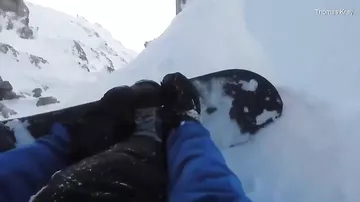 В Альпах сноубордист снял на видео, как его накрывает лавина