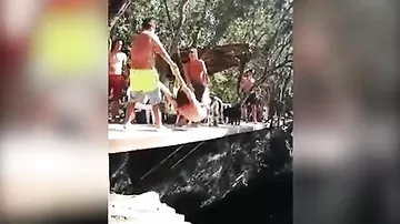 Попытка мужчин бросить друга в воду закончилась неожиданно для собаки