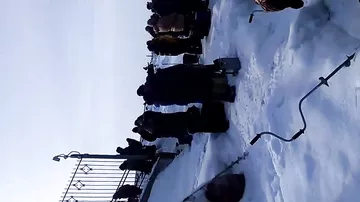 Рыбаки спасались бегством от волны, ломающей лед под их ногами