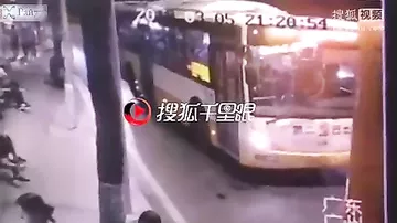 Мотоциклист случайно подобрал «попутчика», выбежавшего из автобуса в Китае