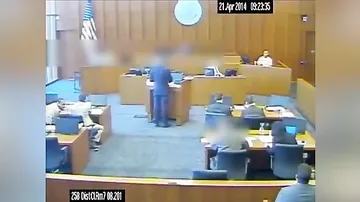 В США опубликовали видео стрельбы в зале суда, где на свидетеля напал с карандашем ответчик