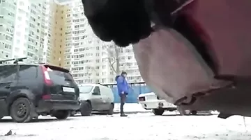 Москвич, чтобы припарковаться, болгаркой отрезал кусок кузова у чужих "жигулей"