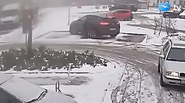 Неудачливая автомобилистка неожиданно оказалась под колёсами своего автомобиля
