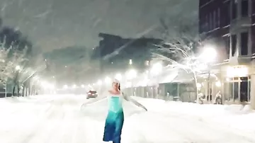 Диснеевская принцесса спасла застрявшего в снегу бостонского полицейского