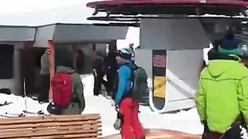 Крушение канатки в Гудаури: кадры оказания помощи пострадавшим