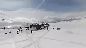 Канатка в Гудаури калечит туристов: новое видео очевидца