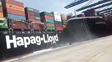 Два огромных корабля столкнулись в Пакистане, рассыпав десятки контейнеров