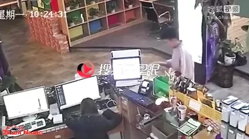 Клиент интернет кафе, чудом не пострадал, оказавшись в эпицентре взрыва