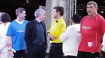 Клюйверт отказался пожать руку Диего Марадоне