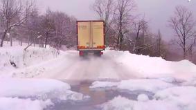 Дрифт большого почтового грузовика на снежной дороге попал на видео