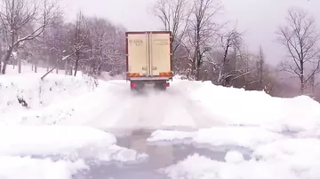 Дрифт большого почтового грузовика на снежной дороге попал на видео
