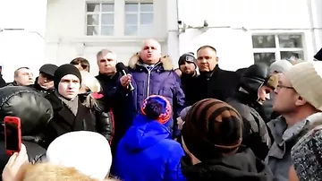 Вице-губернатор на коленях попросил у жителей Кемерова прощения за трагедию в ТЦ
