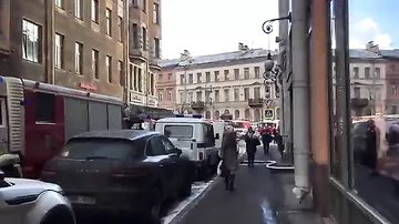 Спасатели работают на месте пожара в торговом центре в Петербурге