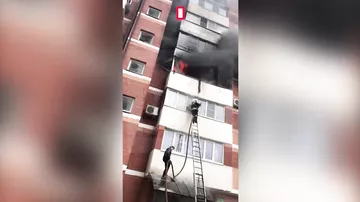 В Краснодаре очевидцы помогли пожарному потушить огонь вслепую