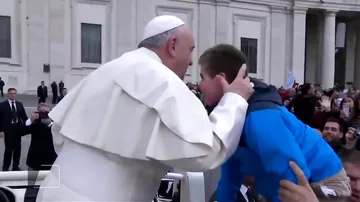 Papa xəstə uşağı öpdü, bağrına basdı