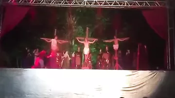 В Бразилии зритель ворвался на сцену, чтобы спасти "Иисуса" от распятия