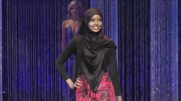Модель в хиджабе впервые украсила обложку Vogue