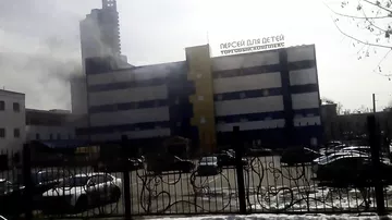 Новое видео с места пожара, охватившего детский ТЦ в Москве