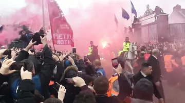 Фанаты "Ливерпуля" разгромили автобус "Манчестер Сити" перед матчем ЛЧ