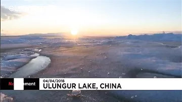 Массы тающего льда: по настоящему красивая сцена на озере Синьцзян