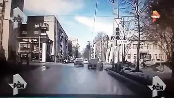 Камера зафиксировала, как иномарка на огромной скорости снесла школьниц на тротуаре в Казани