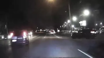 Героический мужчина вытащил незнакомца из горящего автомобиля