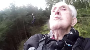 106-летний англичанин стал самым старым человеком, спустившемся на Zip Line