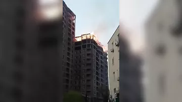 В Баку горит строящийся многоэтажный дом