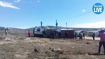 Evinin sökülməsinə etiraz etdi,8 aylıq qızını aşağı atdı