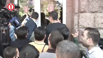 Как Никол Пашинян и его сторонники ворвались в здание Государственного медицинского колледжа