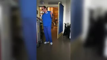 Врач поддержал своего маленького пациента зажигательным танцем