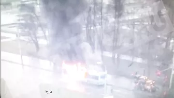 Камера сняла на видео охваченный огнем троллейбус в Москве