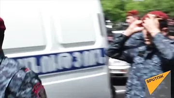 Полицейские задерживают участников акций протеста в Ереване