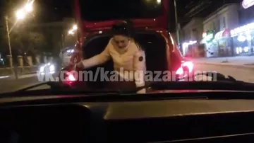 Машина протаранила багажник, в котором, свесив ноги, ехали две девушки