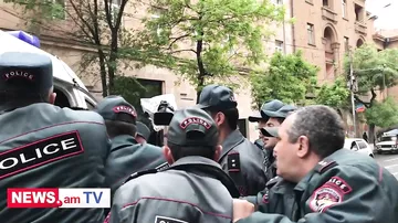 Акция протеста в Ереване: Полицейские подвергли приводу Давида Санасаряна