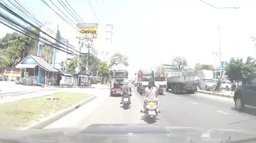 Мотоциклистка чуть не лишилась головы во время ДТП в Тайланде