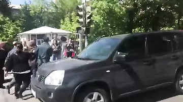 Активисты перекрывают различные участки проспекта Азатутян