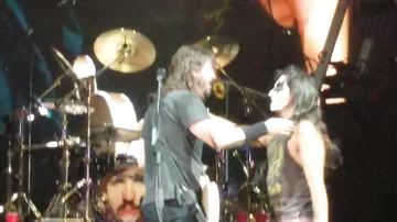 Фанат настолько круто сыграл на сцене с Foo Fighters, что вокалист встал перед ним на колени
