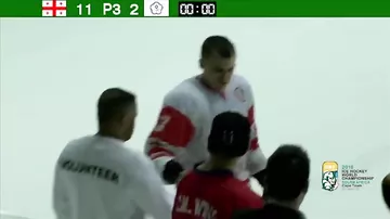 Грузинский хоккеист сделал предложение любимой прямо на льду стадиона