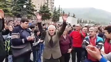 В Иджеване проходит массовое шествие: перекрыта межгосударственная автомагистраль