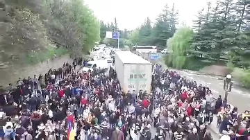 В Иджеване проходит массовое шествие: перекрыта межгосударственная автомагистраль -1