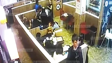 Охранник Burger King избил посетителя за отказ замолчать